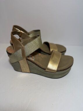 OTBT Bushnell Wedge sandal in a gold colorway Size 9.5M